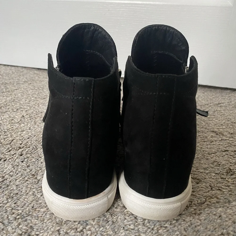 Madden Girl Hidden Wedge Sneakers Sz 8.5M Black Faux Suede Side Zip Sporty Chic